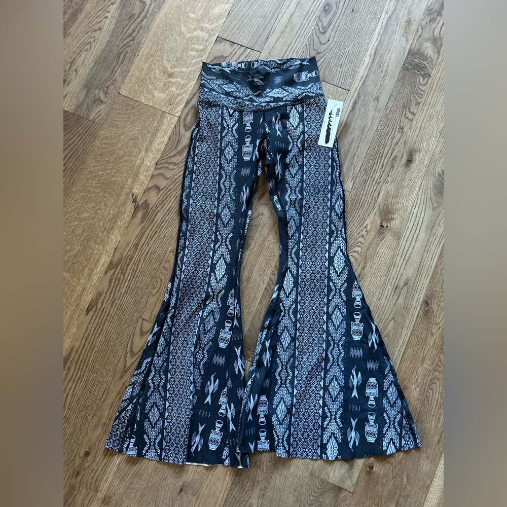 Teeki Black and Gray Patterned Flare Pants

Rare pattern.